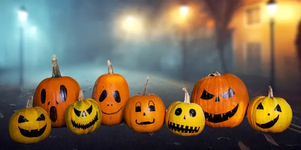 Assustador Engraçado Halloween Abóboras Mesa Madeira — Fotografia de Stock