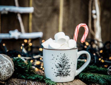 Tahta masadaki lokumlu sıcak Noel içeceği.