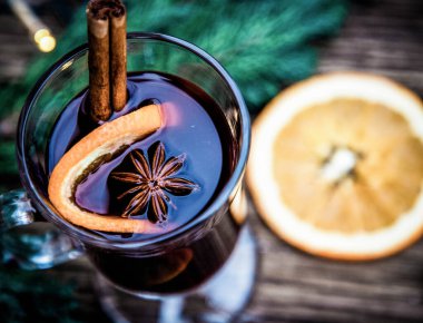 Yılbaşı içkisi ahşap masada.