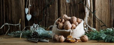 Şenlikli Noel fındıkları çuval bezinden yuvarlanıyor.