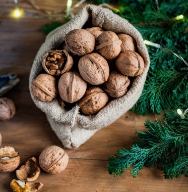 Şenlikli Noel fındıkları çuval bezinden yuvarlanıyor.