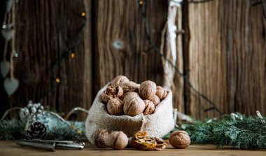 Şenlikli Noel fındıkları çuval bezinden yuvarlanıyor.