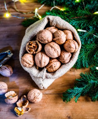 Şenlikli Noel fındıkları çuval bezinden yuvarlanıyor.