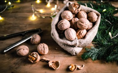 Şenlikli Noel fındıkları çuval bezinden yuvarlanıyor.