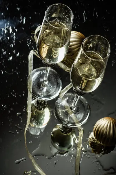 Dvě Sklenice Šampaňského Odraz Skle Silvestrovské Pozadí — Stock fotografie