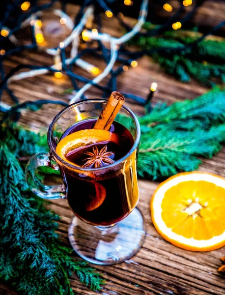 Vino Caliente Bebida Navidad Mesa Madera — Foto de Stock