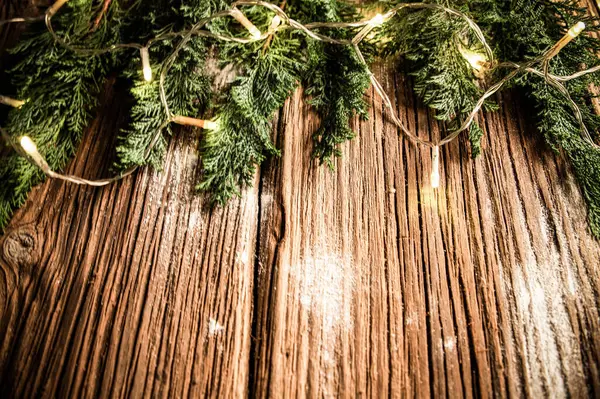 木のテーブルでお祝いのクリスマスクッキー — ストック写真
