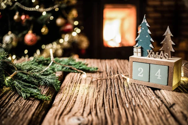 木製の背景暖炉のクリスマスの装飾 — ストック写真
