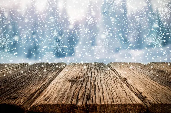 Weihnachtsbanner Mit Holztisch Und Schneebedeckten Tannenbäumen — Stockfoto