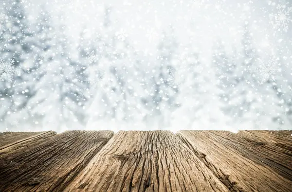 有木制桌子和雪地冷杉树的假日横幅 — 图库照片