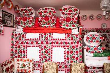 Eski geleneksel Macar odası boyalı mobilyalar ve yastıklar