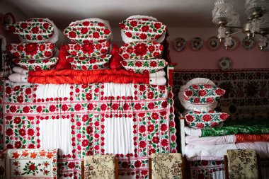 Eski geleneksel Macar odası boyalı mobilyalar ve yastıklar