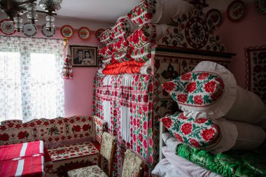 Eski geleneksel Macar odası boyalı mobilyalar ve yastıklar