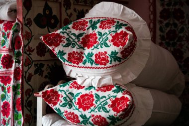 Eski geleneksel Macar odası boyalı mobilyalar ve yastıklar