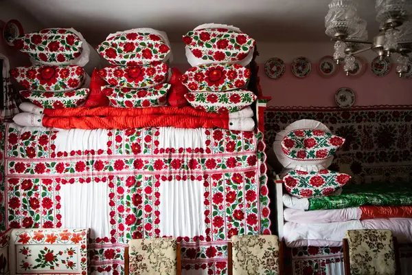 Eski geleneksel Macar odası boyalı mobilyalar ve yastıklar