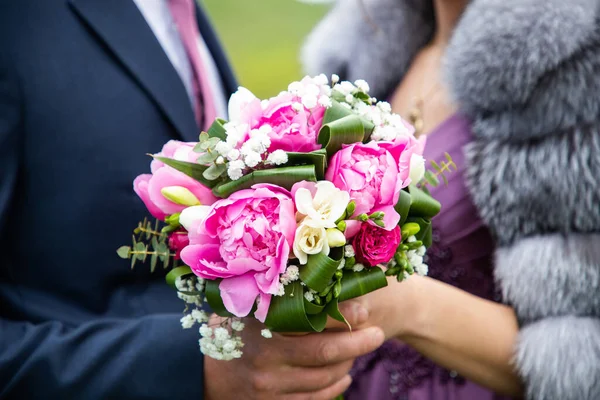 Beautiful Pink Violet Bridal Bouquet — Stock Photo, Image