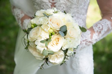 Gelin elinde güzel yabani ot buketi tutuyor