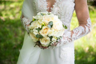 Gelin elinde güzel yabani ot buketi tutuyor