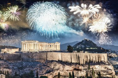 Atina, Akropolis ve Partenon, Attica, Yunanistan üzerine havai fişekler - Yeni Yıl kutlamaları