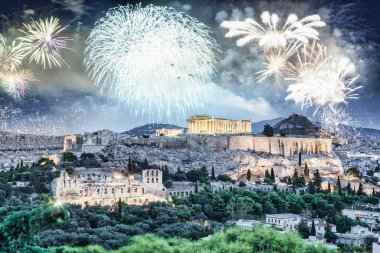 Atina, Akropolis ve Partenon, Attica, Yunanistan üzerine havai fişekler - Yeni Yıl kutlamaları