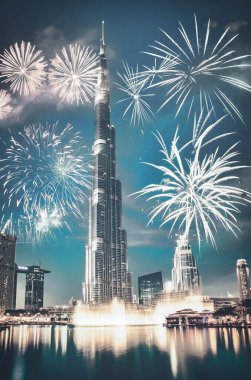 Burj Halife etrafında havai fişekler - Dubai, BAE 'de egzotik bir Yeni Yıl hedefi