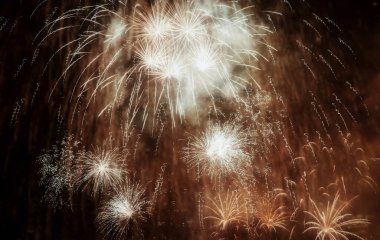 Yeni yıl arka planında patlayan havai fişekler