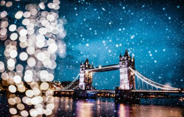 Londra Kulesi 'nde gece vakti yılbaşı ışıkları ve kar.