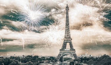 Eyfel Kulesi üzerinde havai fişek gösterisi
