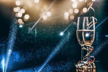 Spot ışığında iki kadeh şampanya - Yeni yıl kutlaması