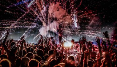 Konser festivali afişinde el kaldıran kalabalık