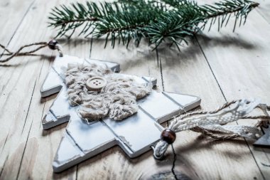 Bej ve yeşil Noel süslemelerinin üst manzarası ev hanımı gibi.