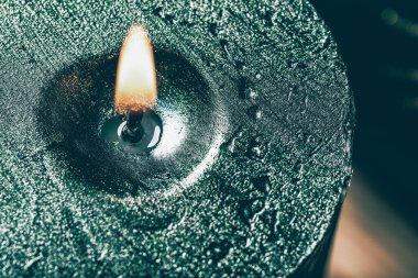 Yeşil Noel mumu yakma konsepti