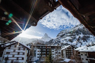 Zermatt 'taki otel penceresinden Matterhorn' un görüntüsü