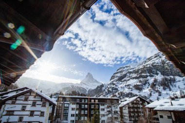 Zermatt 'taki otel penceresinden Matterhorn' un görüntüsü