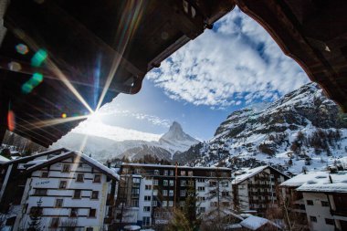 Zermatt 'taki otel penceresinden Matterhorn' un görüntüsü