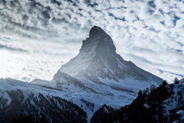 Zermatt 'taki otel penceresinden Matterhorn' un görüntüsü