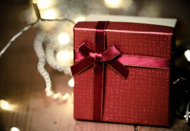kırmızı hediye kutuları ve tatil ışıkları