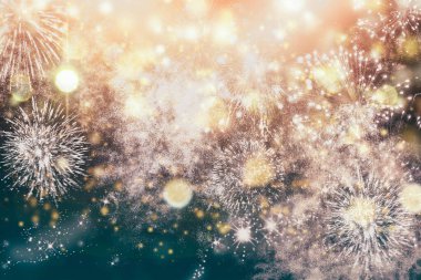 Bokeh ve havai fişekler bayram bayramı ya da yeni yıl arkaplanı
