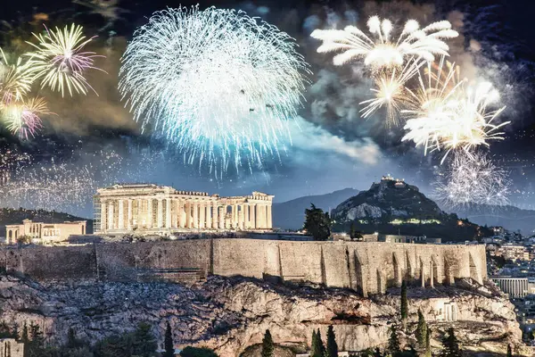 Atina, Akropolis ve Partenon, Attica, Yunanistan üzerine havai fişekler - Yeni Yıl kutlamaları