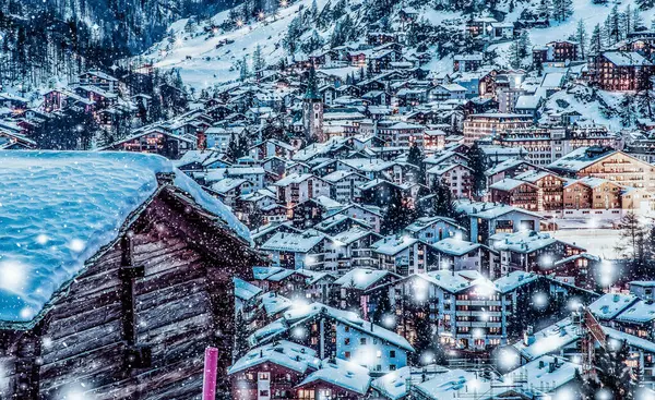Χιονίζει Zermatt Παραδοσιακό Ελβετικό Χιονοδρομικό Κέντρο Κάτω Από Matterhorn — Φωτογραφία Αρχείου