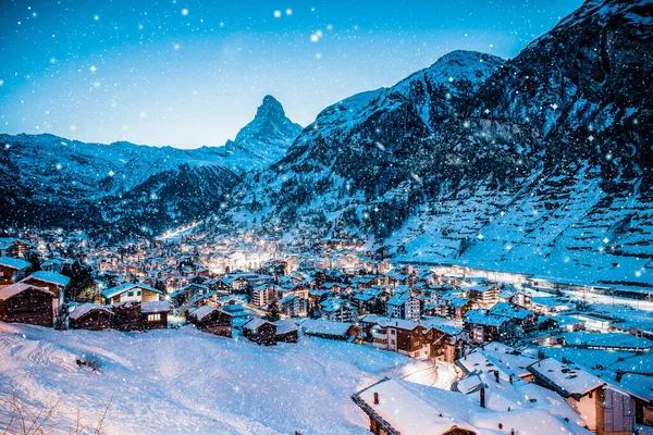 ツェルマットの雪 マッターホルンの下の伝統的なスイスのスキーリゾート — ストック写真
