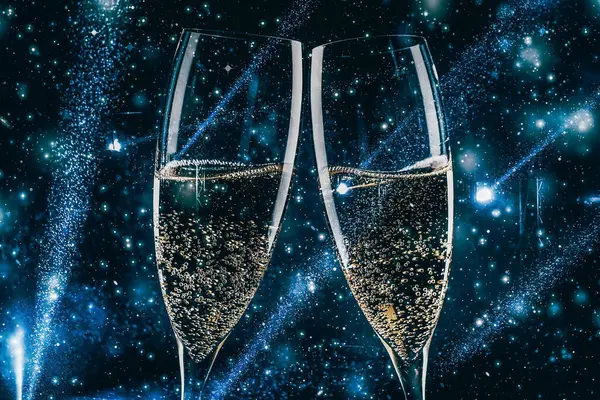Zwei Gläser Champagner Rampenlicht Neujahrsfeier — Stockfoto