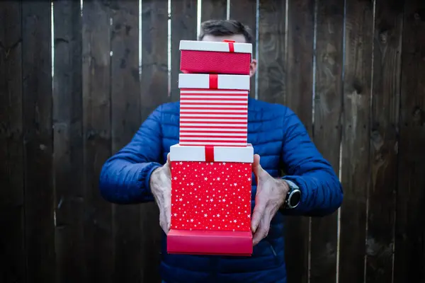 Mann Hält Stapel Von Weihnachtsgeschenkboxen — Stockfoto