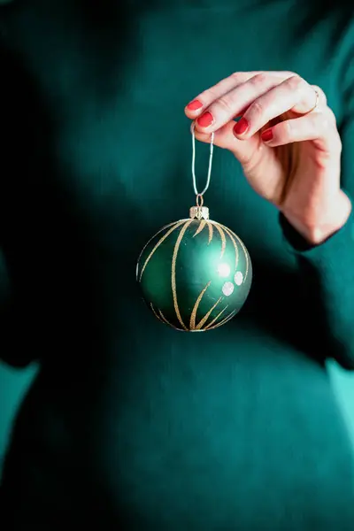 Mujer Sosteniendo Una Bola Verde Navidad — Foto de Stock