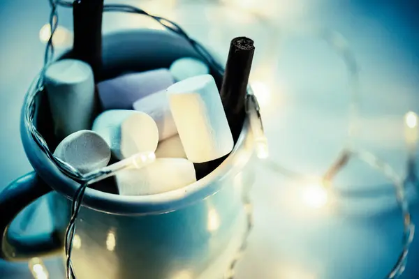 Heiße Schokolade Mit Marshmallow Und Weihnachtsbeleuchtung Gemütliches Wintergetränk — Stockfoto