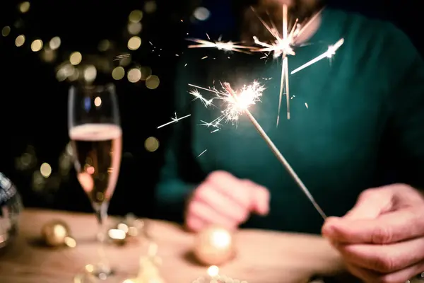 Man Som Håller Gnistrar Och Champagneglas Nyårsfest — Stockfoto