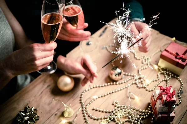 Glada Par Med Glitter Och Champagneglas Nyårsfest — Stockfoto