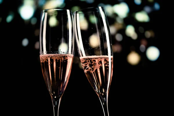两杯香槟和喜庆的光 新年快乐 — 图库照片