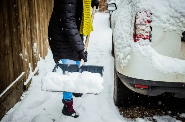 Kürekle Kar Temizleyen Bir Kadın Kış Küreme Kar Fırtınasından Sonra — Stok fotoğraf
