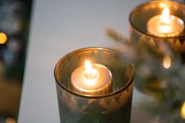 Noel mumları ve ışık yanıyor.